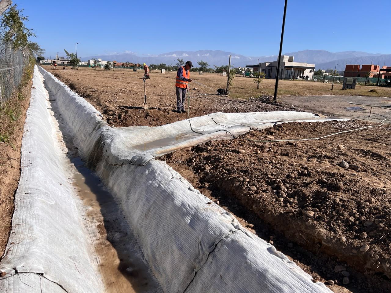 Instalación de manta cementicia GeoRock en obra