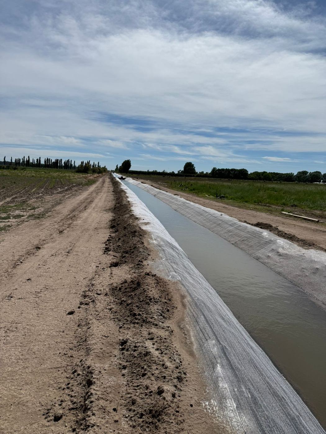 Canal de riego en operación con GeoRock instalado